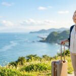 親の介護の合間に1泊の旅行へ行き、海辺の景色を眺めてリフレッシュする女性